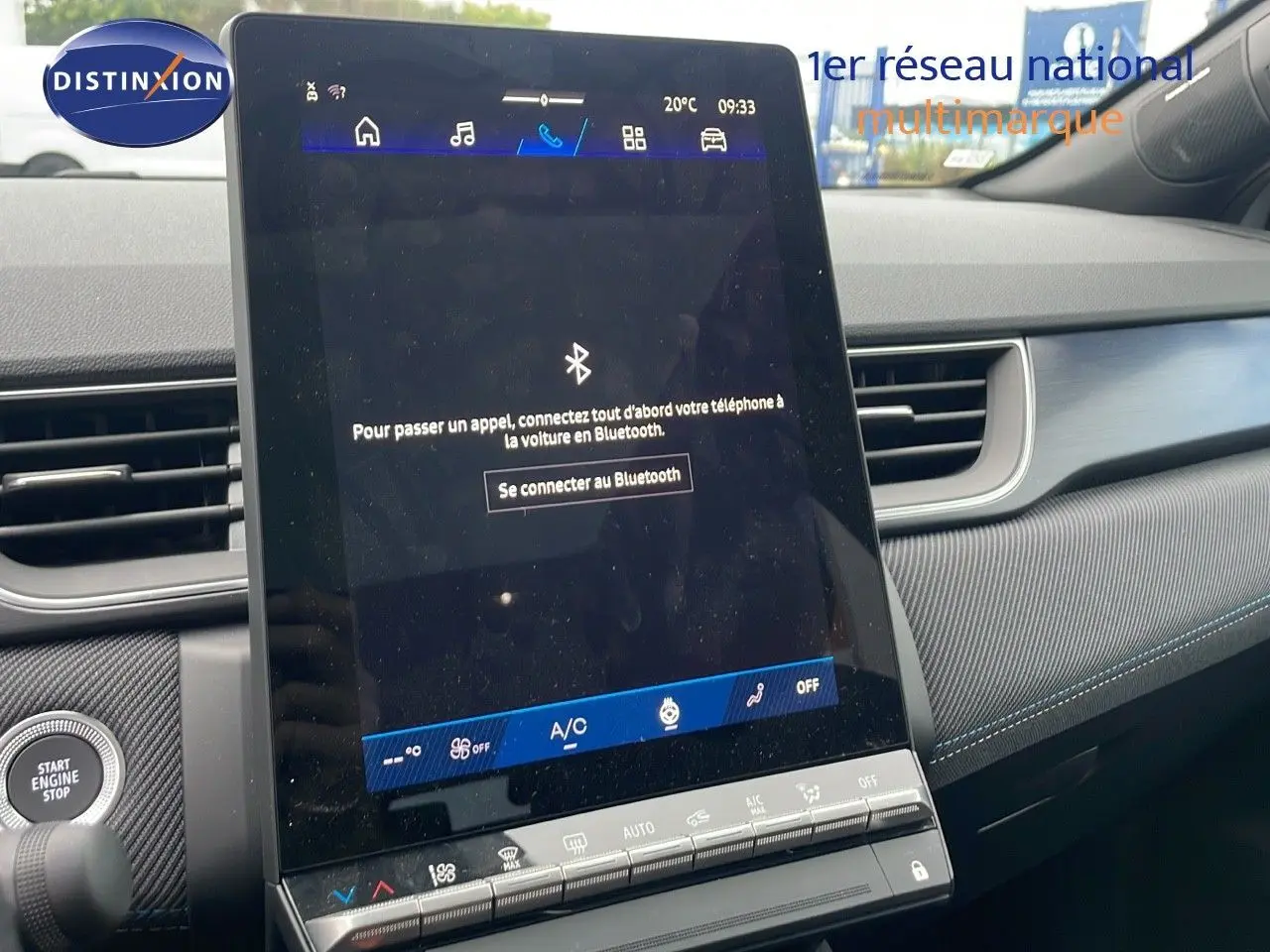 Écran tactile central allumé avec interface Bluetooth, tableau de bord gris et détails bleus du Renault Symbioz 2025.