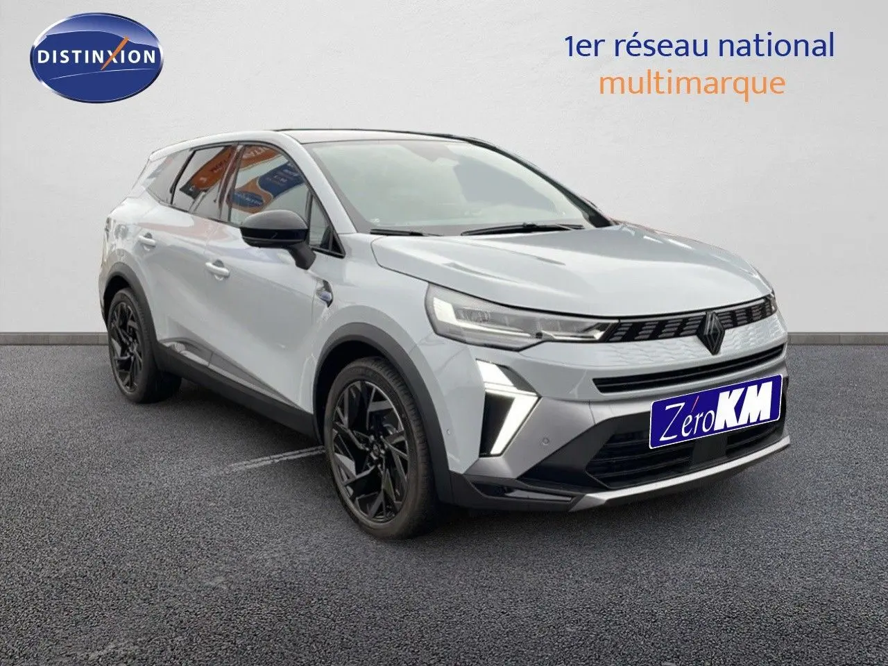 Renault Symbioz gris Rafale métal en 3/4 avant droit, avec calandre moderne et jantes noires distinctives.