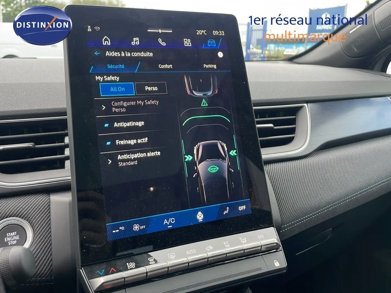 Vue intérieure du tableau de bord de la Renault Symbioz gris Rafale Métal, écran tactile central affichant aides à la conduite.