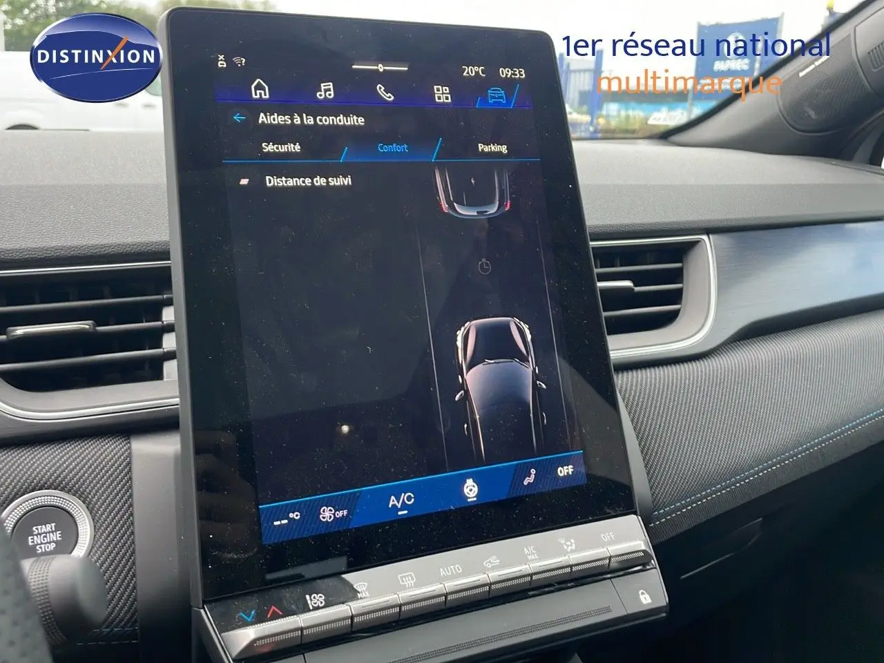 Vue rapprochée de l'écran tactile central du tableau de bord d'une Renault Symbioz gris rafale métal, affichant les aides à la conduite.