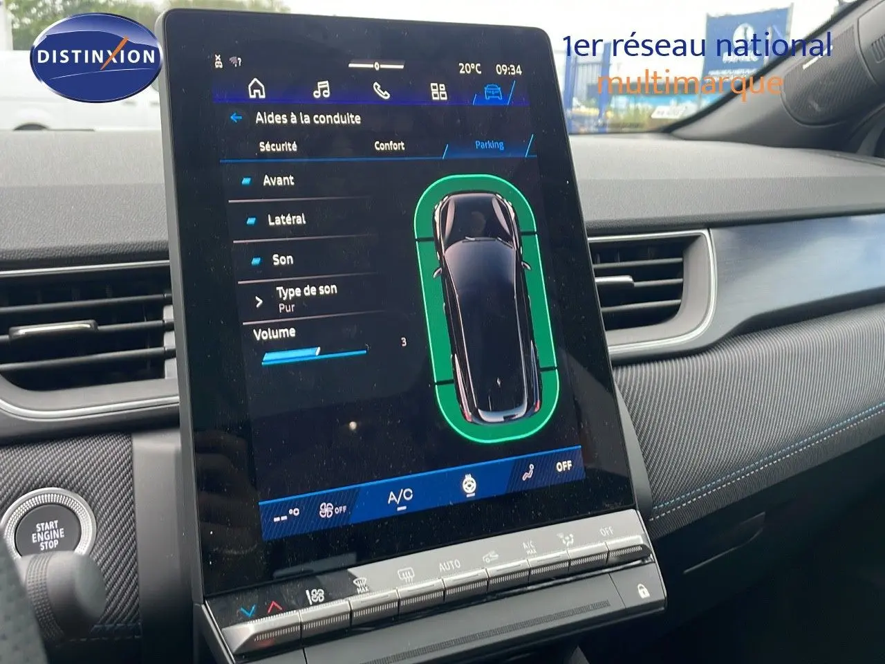 Vue rapprochée de l'écran tactile central affichant les aides à la conduite dans l'habitacle moderne d'une Renault Symbioz gris Rafale métal.