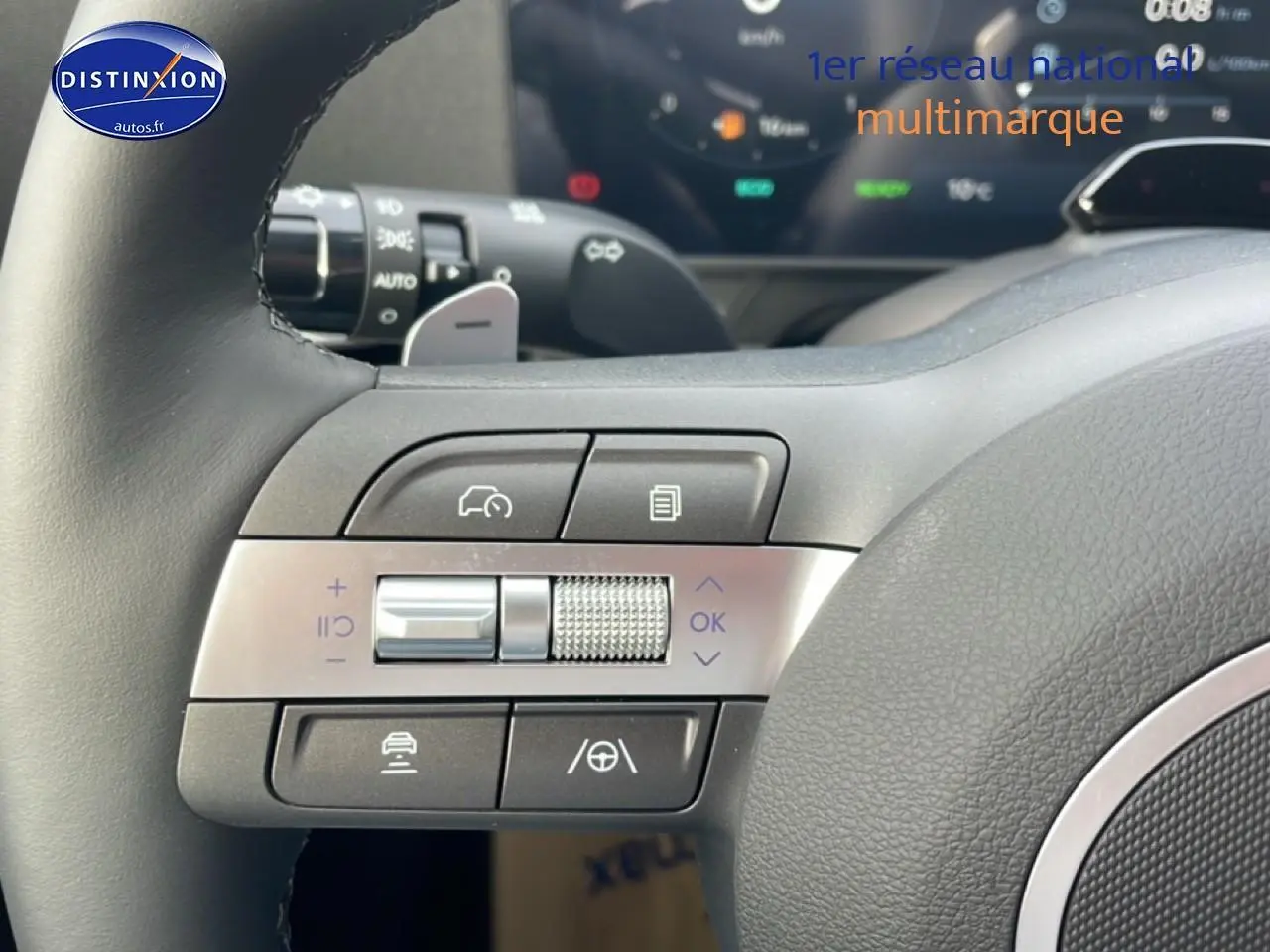 Gros plan sur les commandes multifonctions côté gauche du volant cuir du Hyundai Kona 2025 hybride bleu.