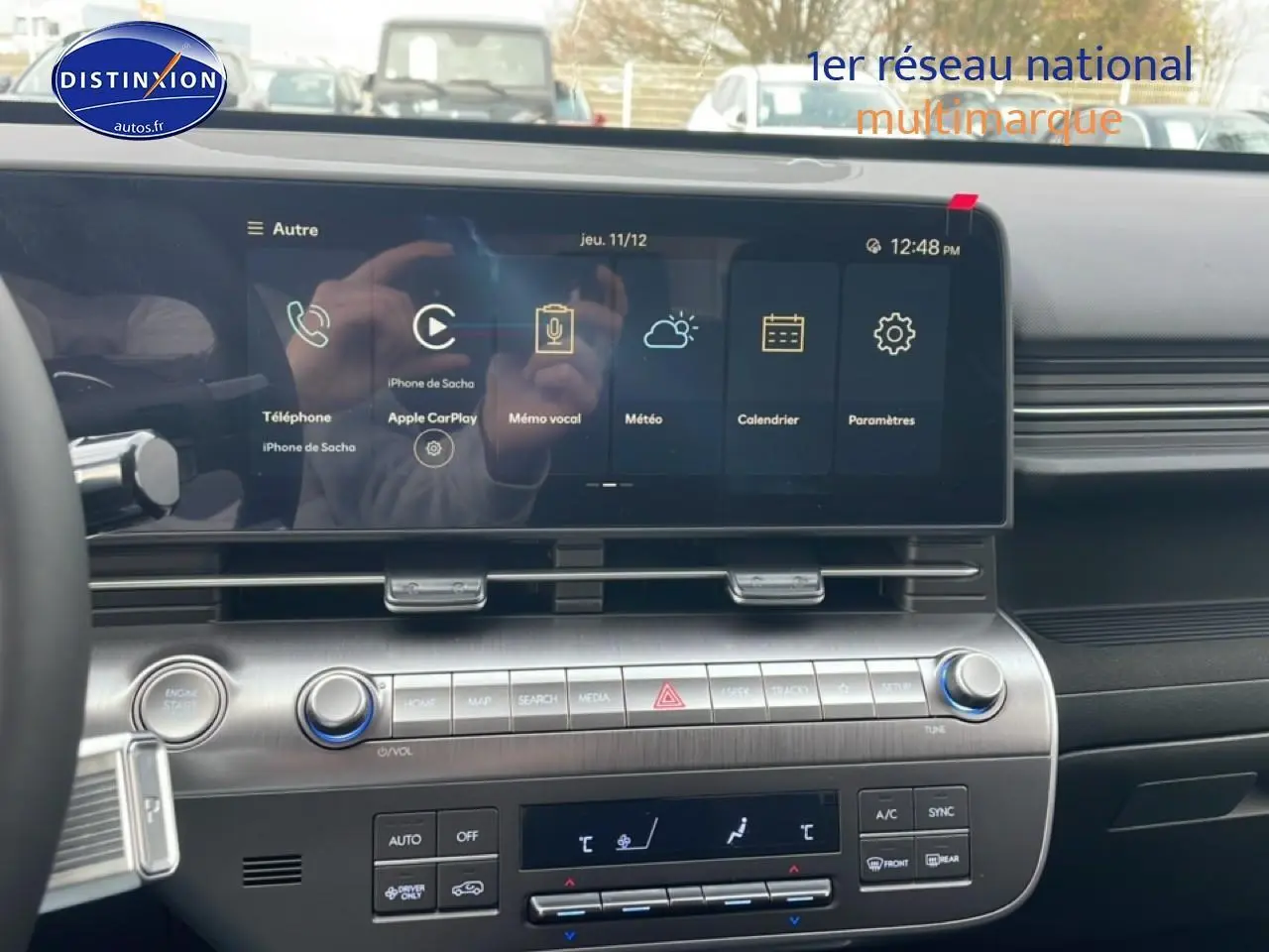 Vue intérieure du tableau de bord du Hyundai Kona 2025, écran tactile large avec Apple CarPlay affiché.