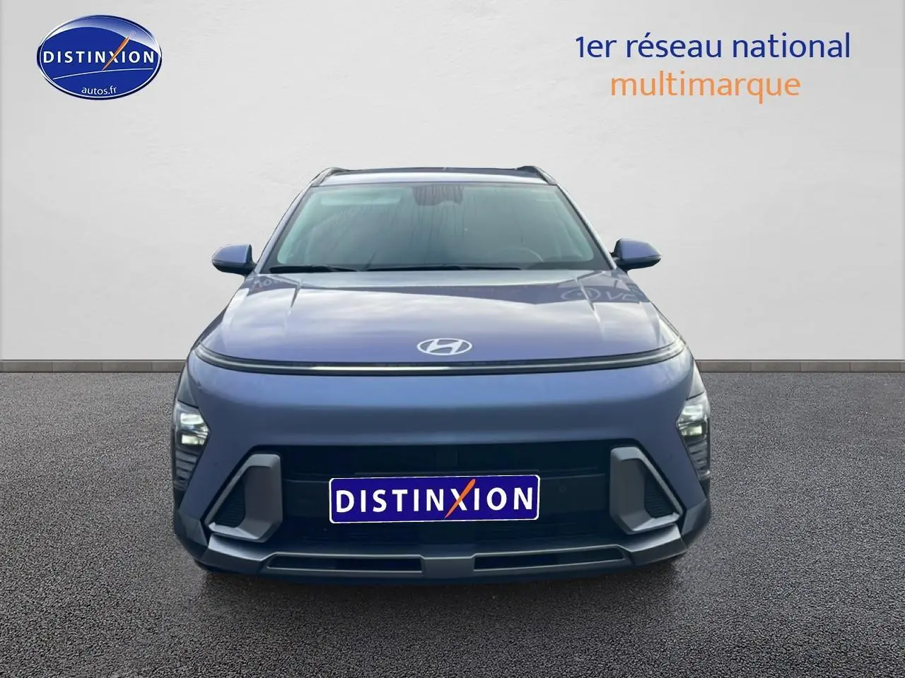 Vue avant d'un Hyundai Kona bleu 2025 avec calandre épurée et feux LED fins intégrés au capot.