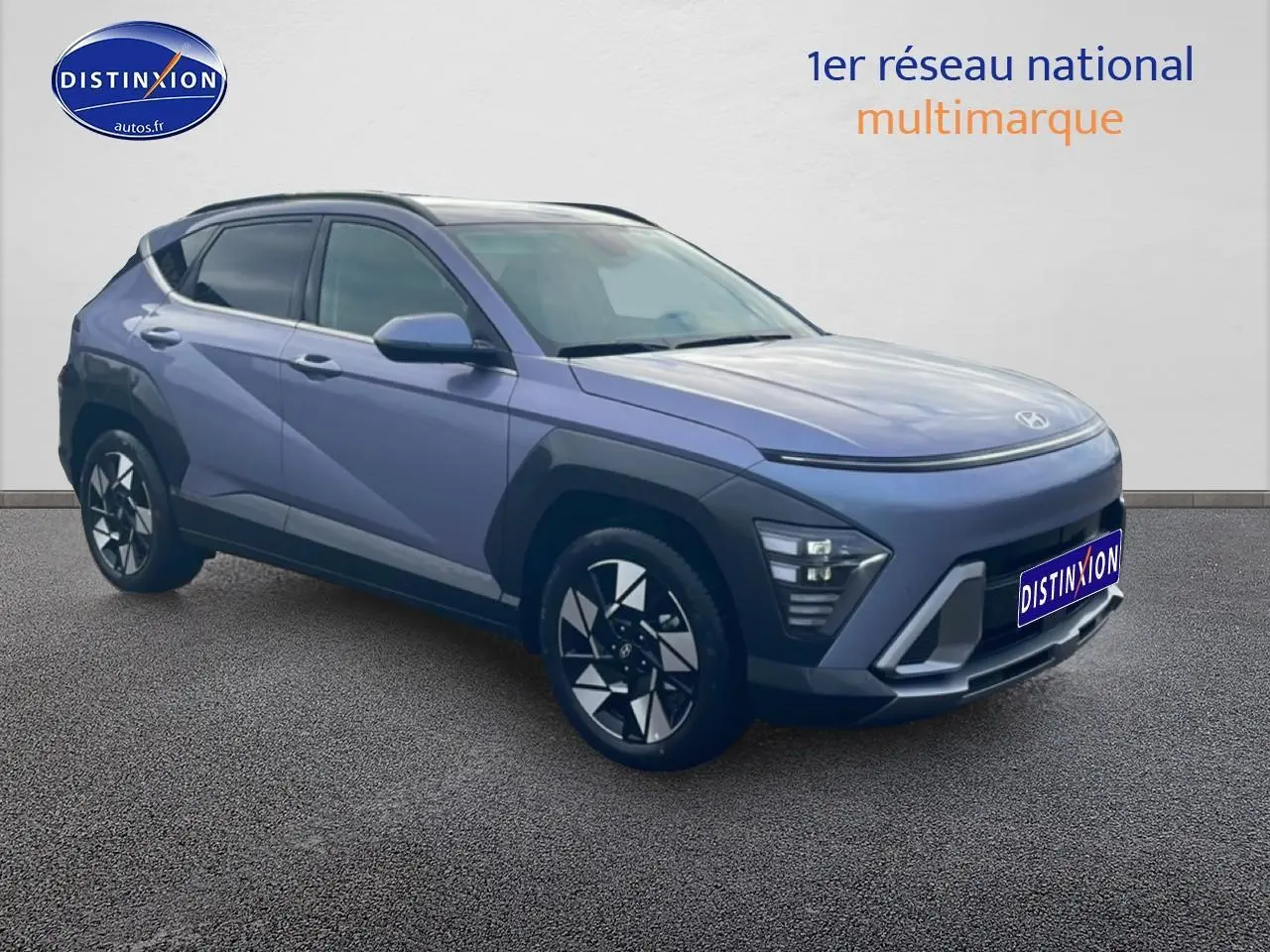 Hyundai Kona bleu en 3/4 avant droit, avec jantes alliage noires et détails de calandre modernes.