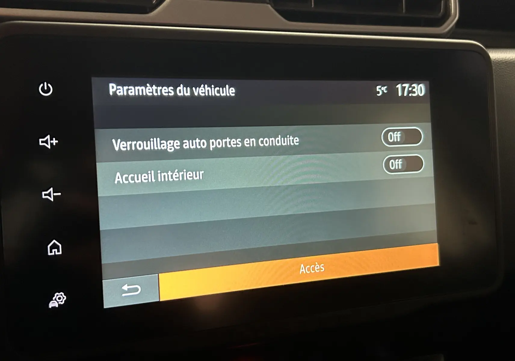 Écran tactile intérieur du Dacia Duster 2023 affichant les paramètres de verrouillage et accueil intérieur, interface en français.