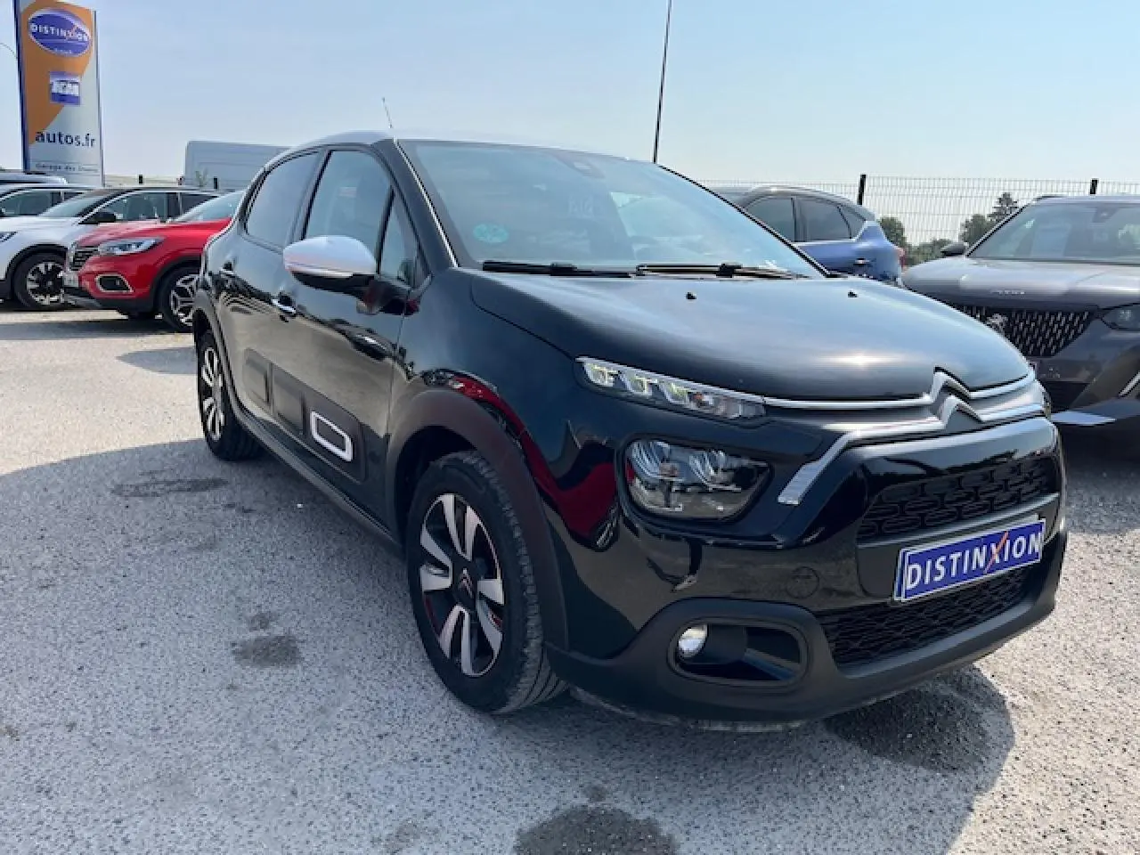 Citroën C3 noire vue en 3/4 avant droit, avec jantes alliage diamantées et rétroviseurs blancs contrastants.