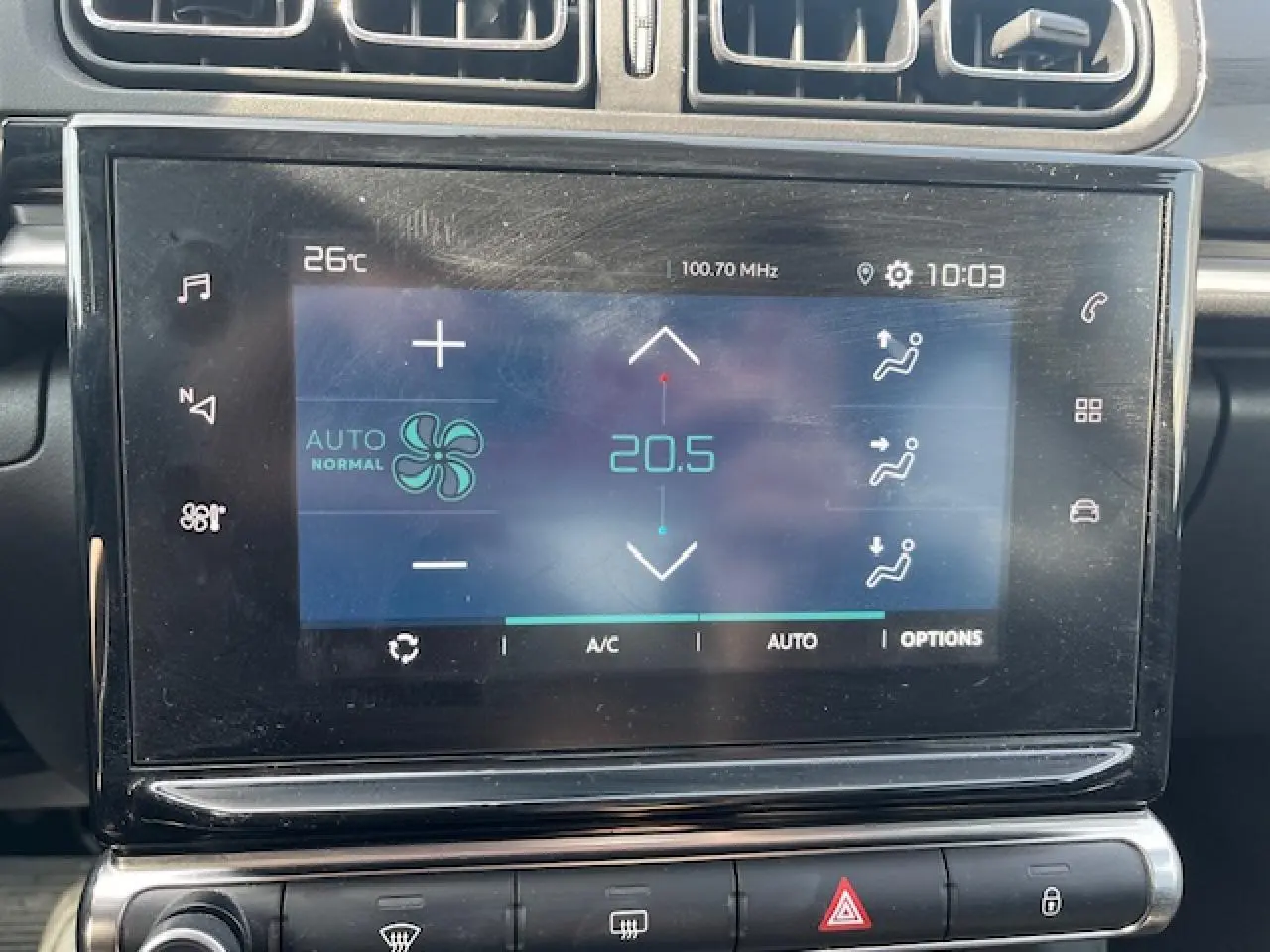 Écran tactile central de la Citroën C3 noire 2023 affichant la climatisation automatique à 20,5°C.