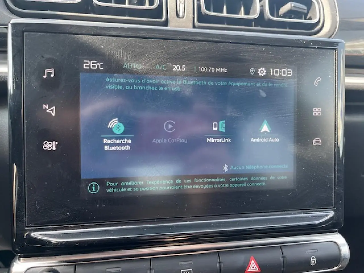 Écran tactile central de la Citroën C3 noire 2023 affichant les options Bluetooth, Apple CarPlay, MirrorLink et Android Auto.