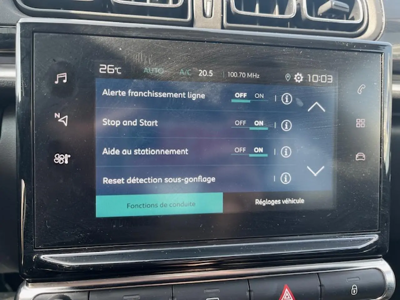 Écran tactile central de la Citroën C3 2023 affichant les réglages d’aide à la conduite et de confort.