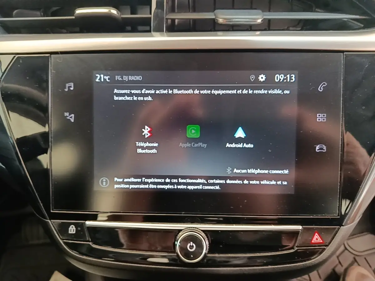 Écran tactile central de la console de l’Opel Corsa blanc, affichant options Bluetooth, Apple CarPlay et Android Auto.