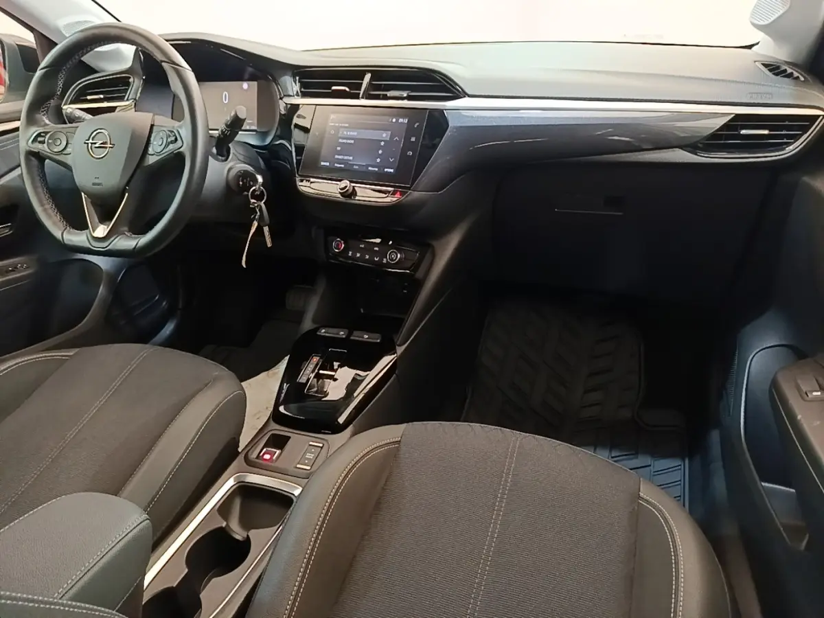 Vue intérieure avant droite de l'Opel Corsa 2022, tableau de bord noir avec écran tactile et volant cuir multifonctions.