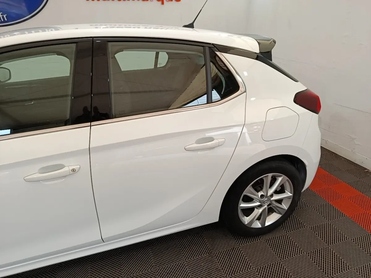 Vue latérale droite d'une Opel Corsa blanche de 2022, mettant en valeur la ligne épurée et les jantes alliage.