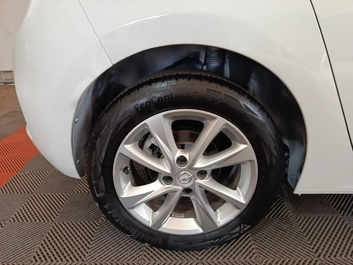 Gros plan sur la roue avant gauche blanche d’une Opel Corsa 2022 avec jante alliage et pneu Continental.