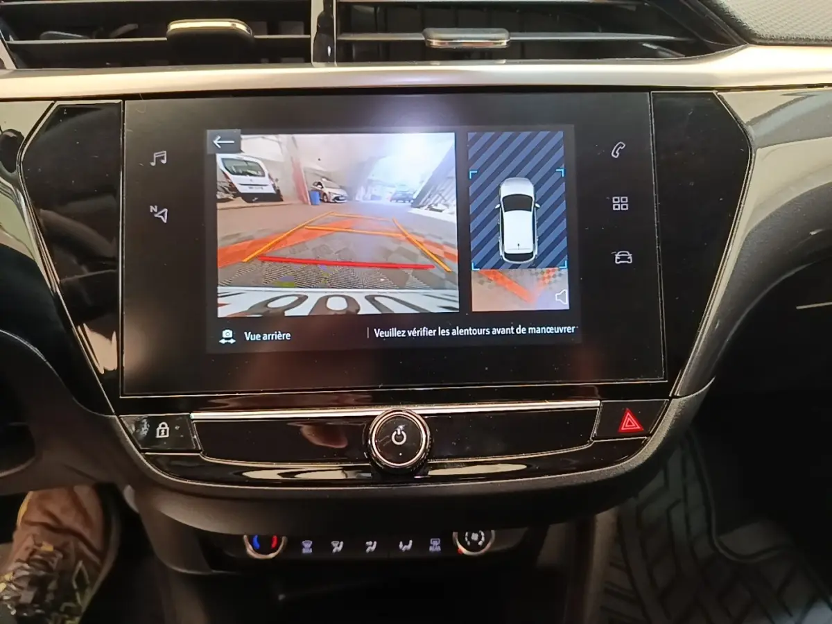 Écran tactile central de l’Opel Corsa blanc 2022 affichant la caméra de recul et la vue 360° intérieure.