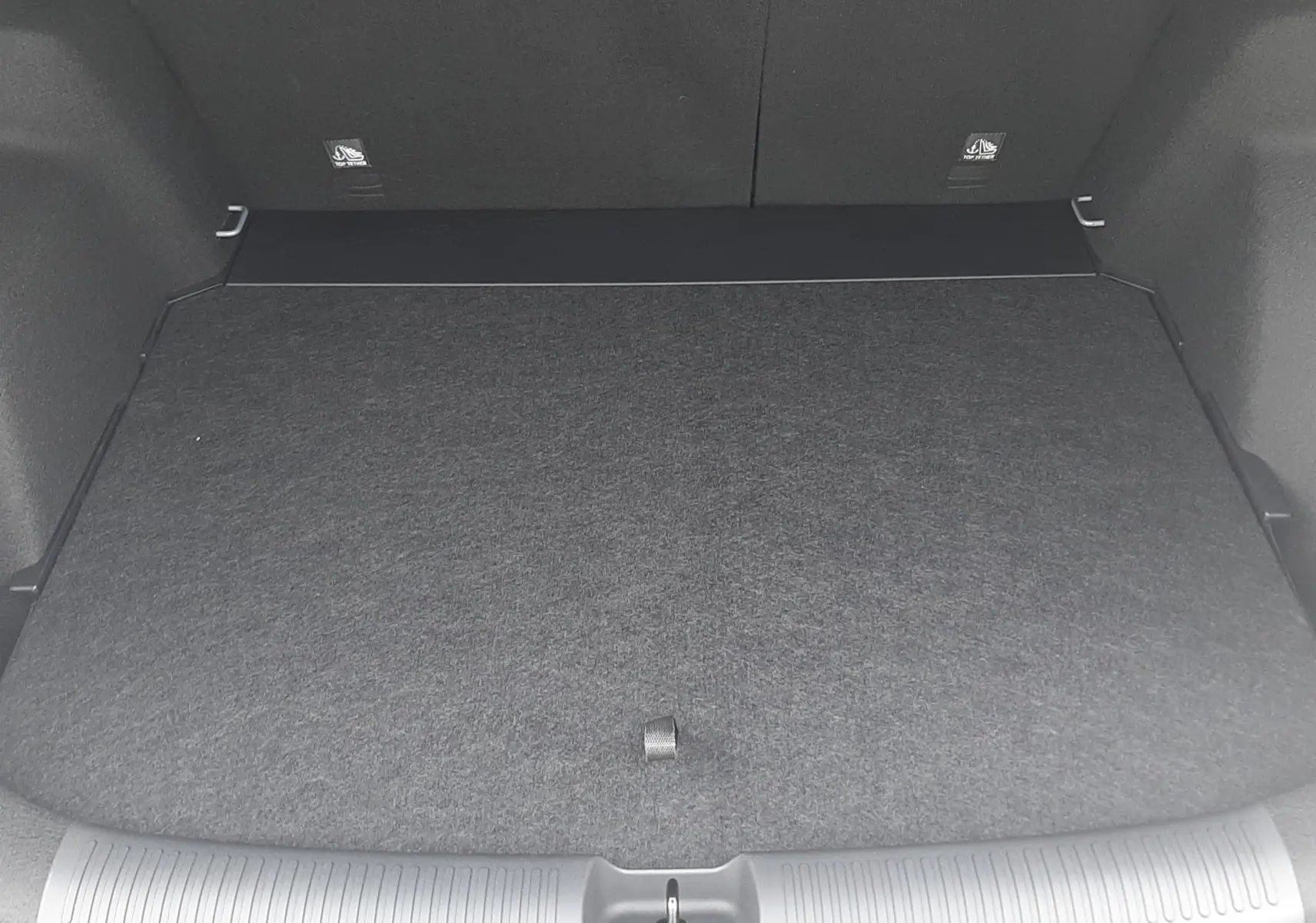 Coffre ouvert vu de face du MG MOTOR ZS 1.5 HYBRID+ 197CH en Camden Grey, espace de chargement propre et spacieux.