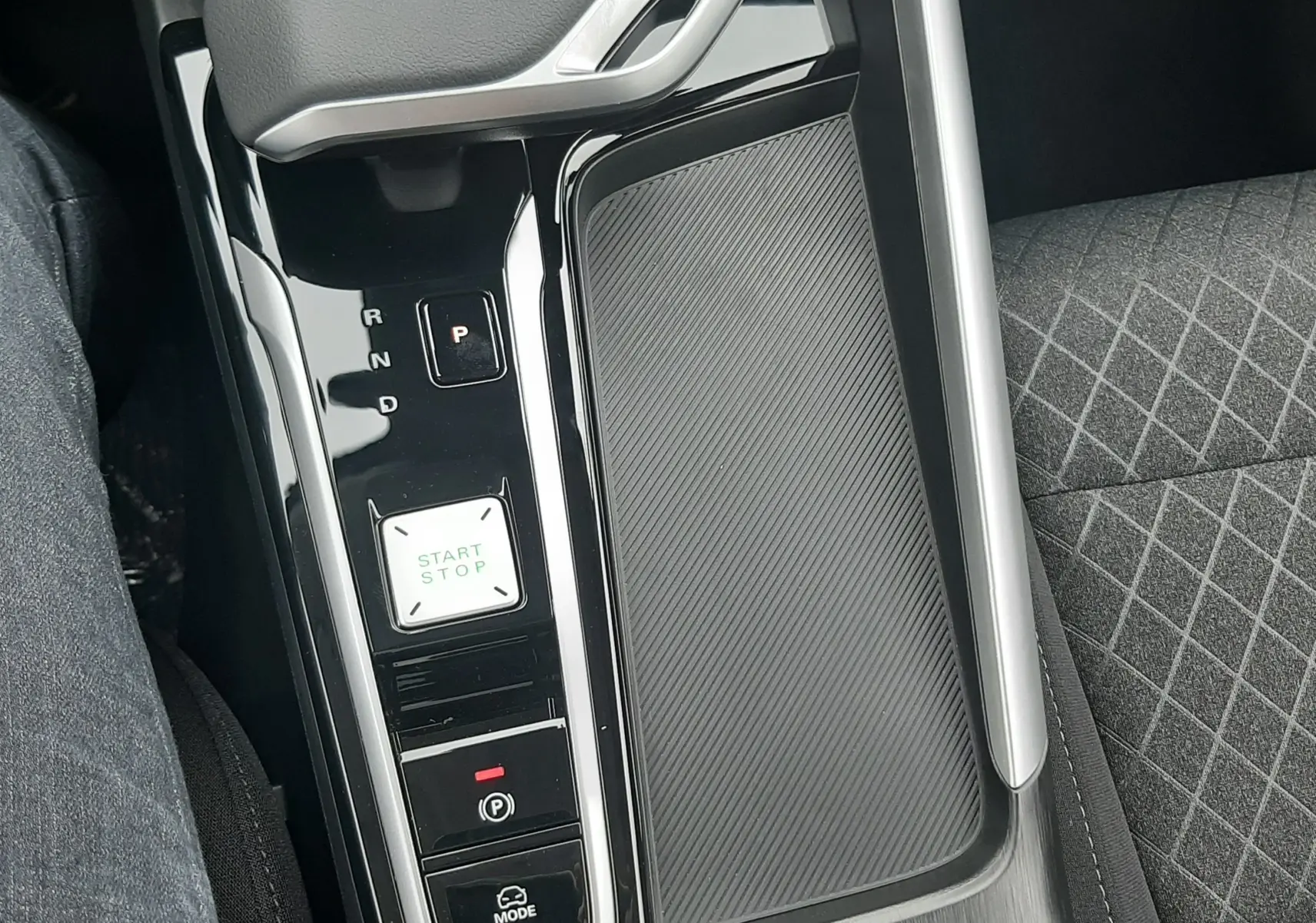 Vue rapprochée de la console centrale noire du MG ZS Camden Grey 2026 avec bouton start/stop et levier de vitesses automatique.
