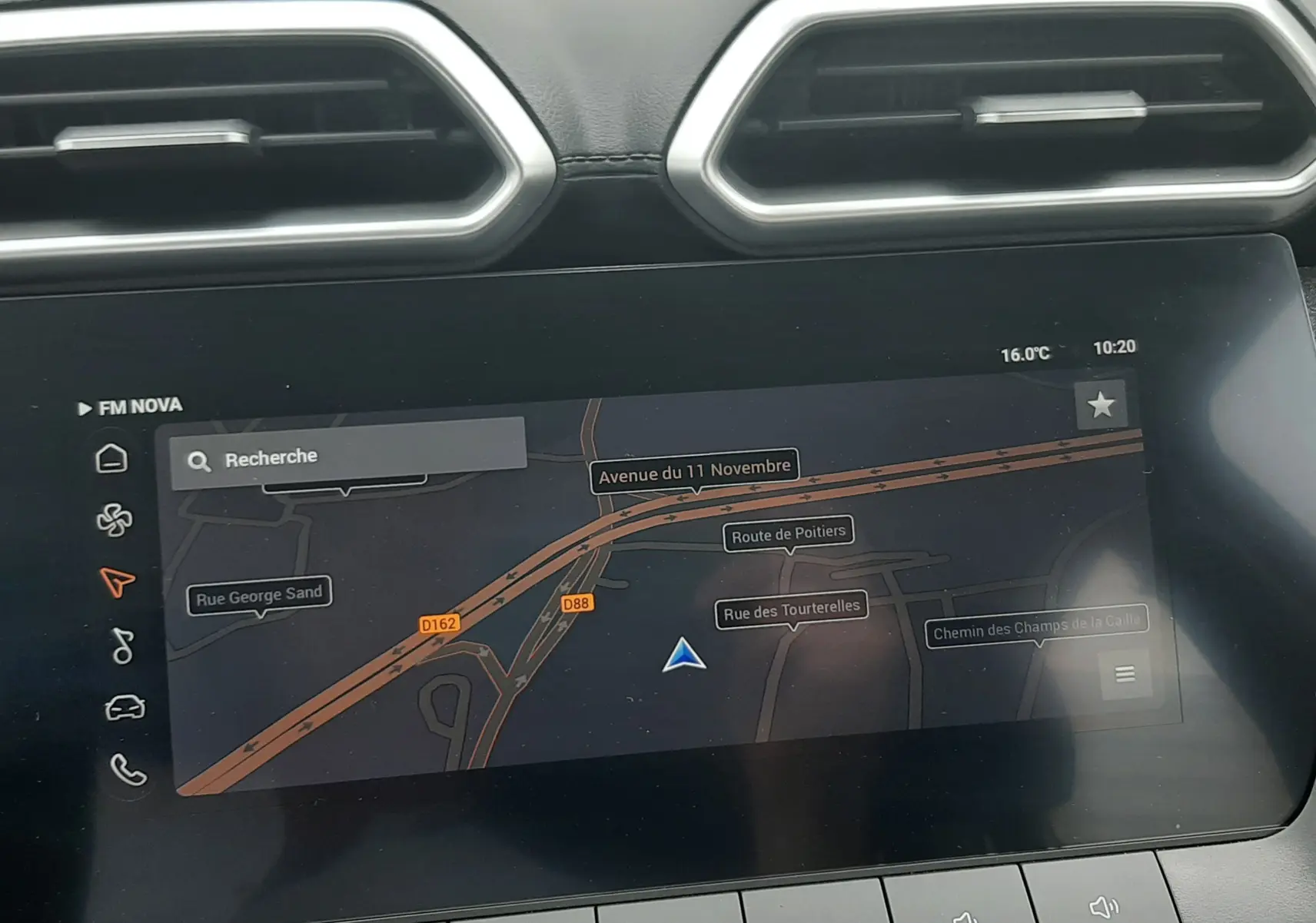 Vue rapprochée de l'écran tactile du tableau de bord du MG ZS Camden Grey, affichant la navigation GPS.