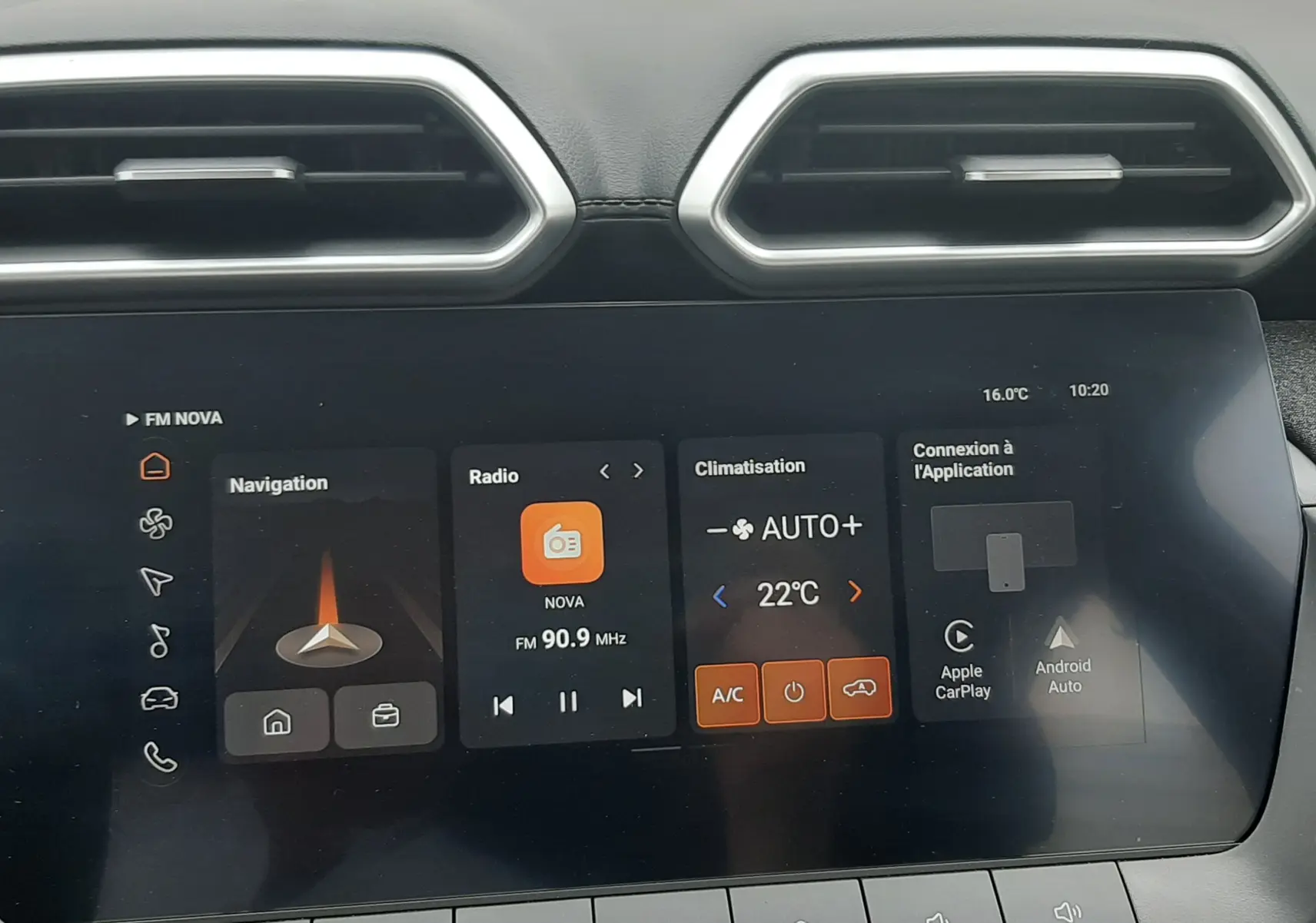 Vue rapprochée de l’écran tactile central du MG Motor ZS 2026, affichant la radio, la navigation et la climatisation.