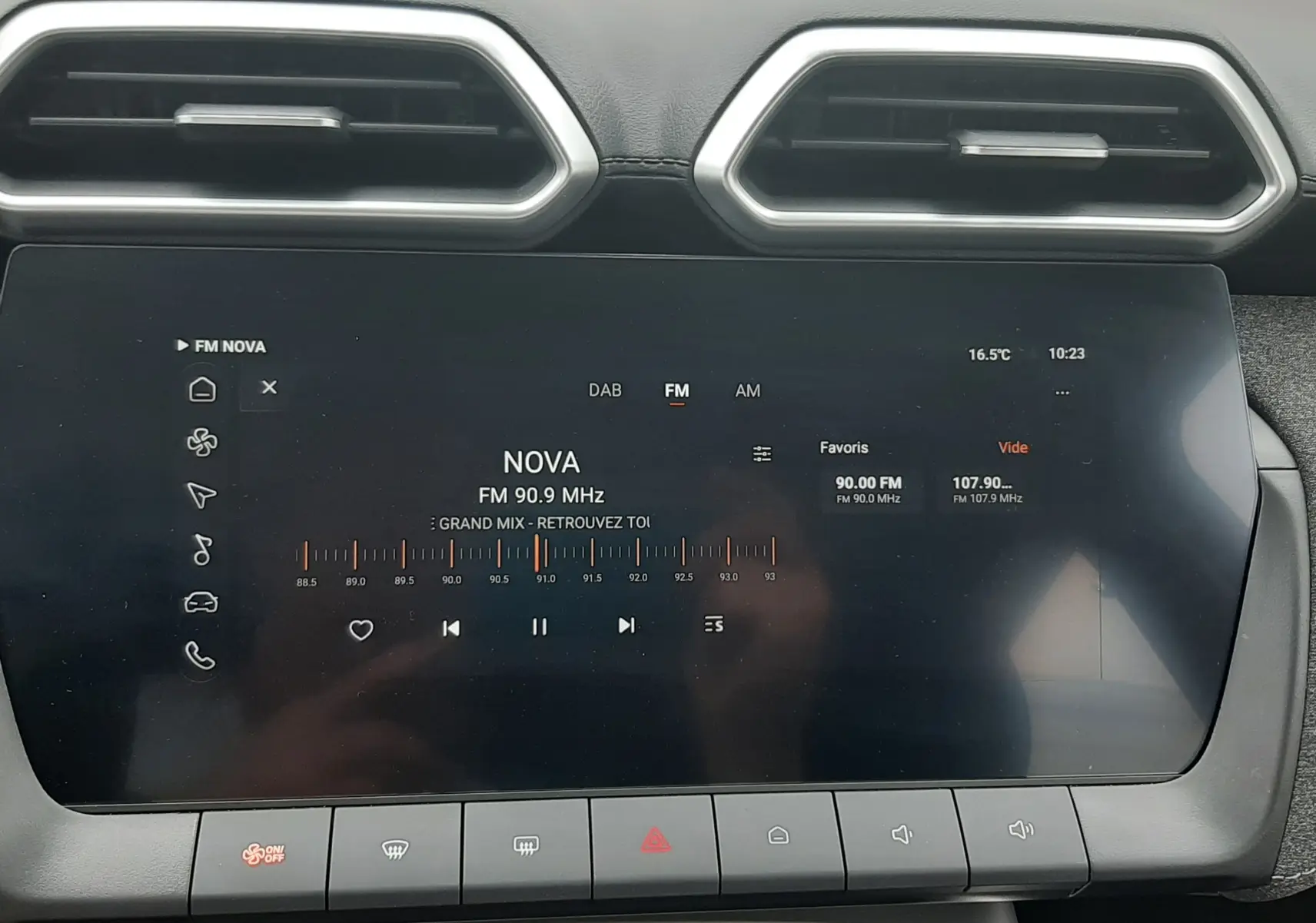 Vue rapprochée de l’écran tactile central du MG Motor ZS 1.5 Hybrid+ 2026 avec affichage radio FM sur fond noir.