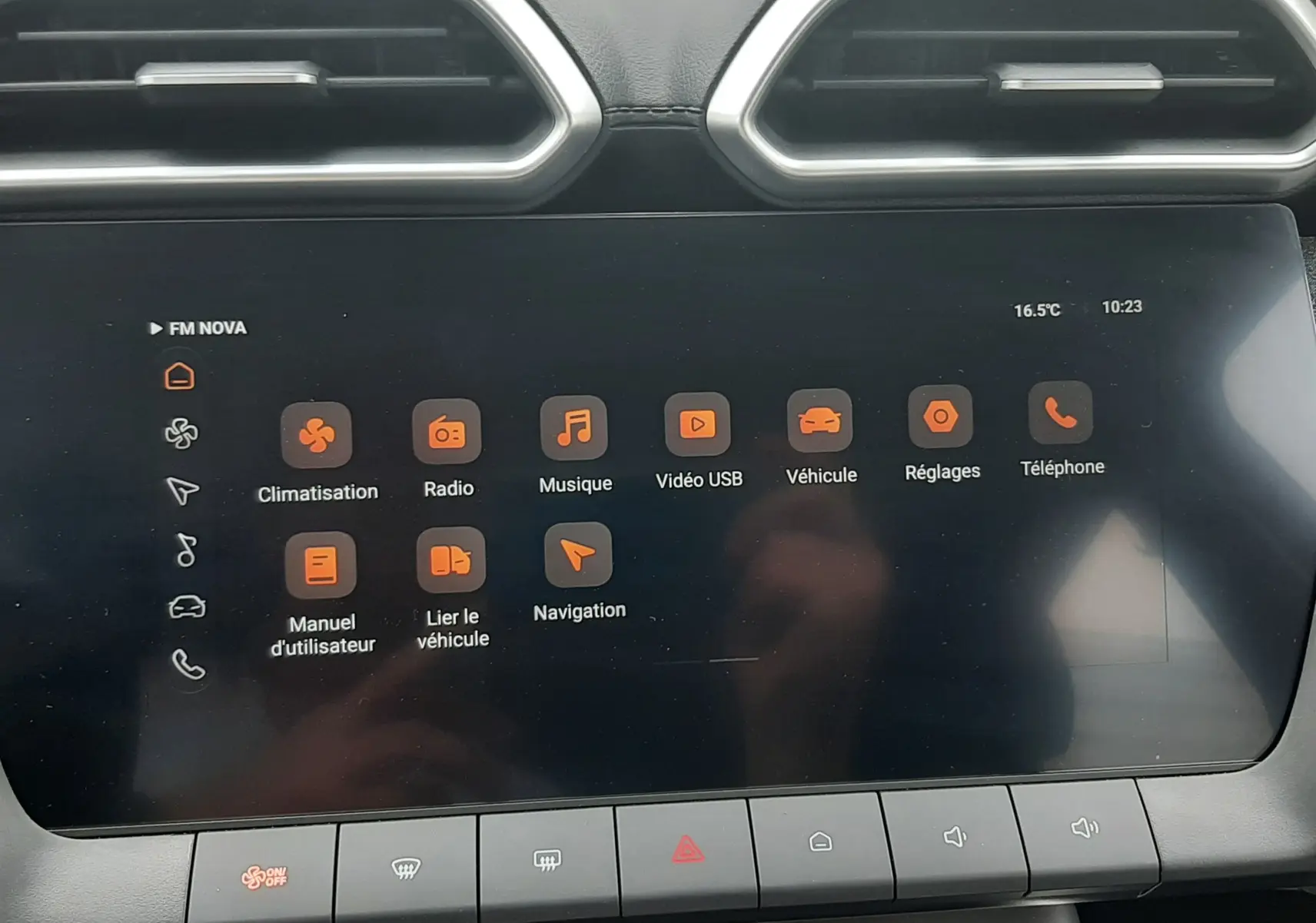 Écran tactile central du tableau de bord MG ZS Camden Grey 2026 avec interface multimédia et commandes climatisation.