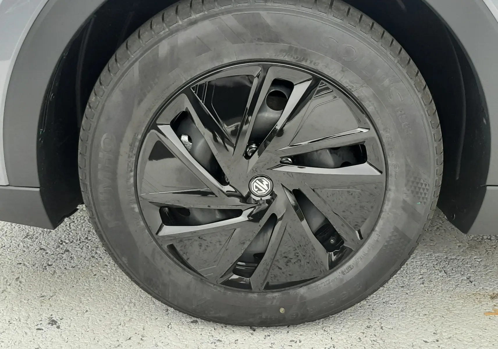 Gros plan sur la roue avant droite du MG ZS Camden Grey 2026 avec jante noire brillante au design moderne.