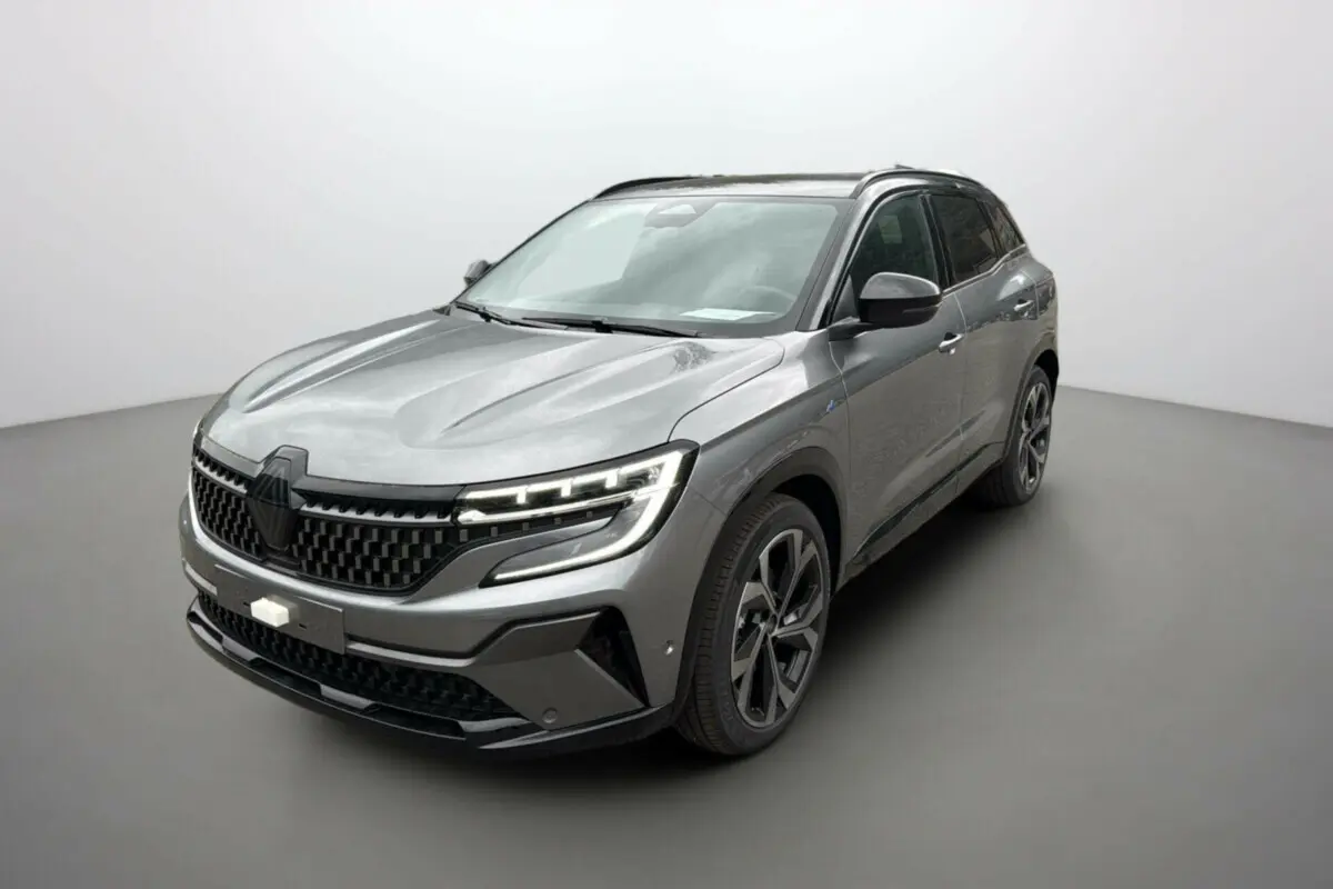 Renault Austral ETECH 200 Esprit Alpine Plus 2025 gris schiste avec toit noir, vue 3/4 avant droit mettant en valeur ses phares LED.