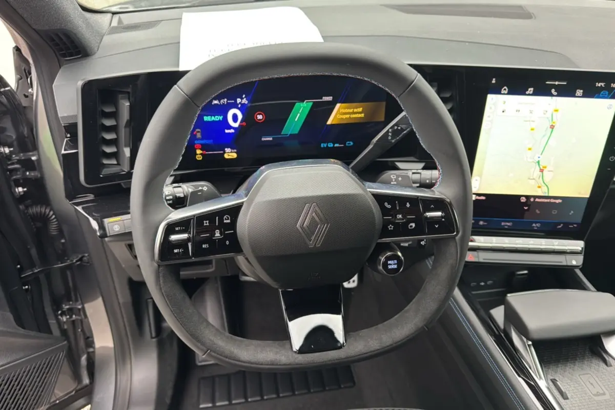 Vue rapprochée du volant et du tableau de bord numérique du Renault Austral ETECH 200 gris schiste avec écran tactile central.