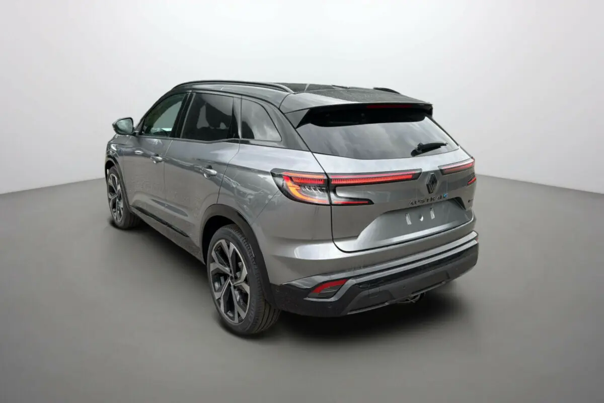Vue 3/4 arrière droite du Renault Austral 2025 gris schiste avec toit noir et feux arrière LED allongés.