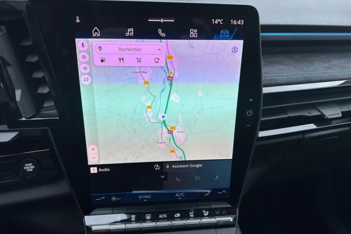 Vue rapprochée de l'écran tactile central du Renault Austral E-Tech 200 Esprit Alpine Plus avec navigation affichée.