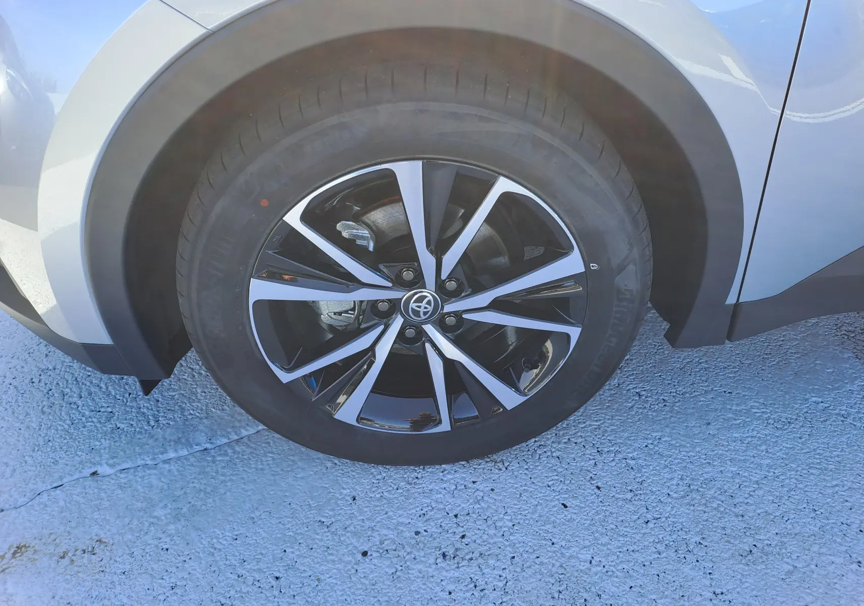 Vue plongeante du toit gris minéral du Toyota C-HR II STYLE 1.8 HYBRID 140 avec antenne requin et vitres teintées.