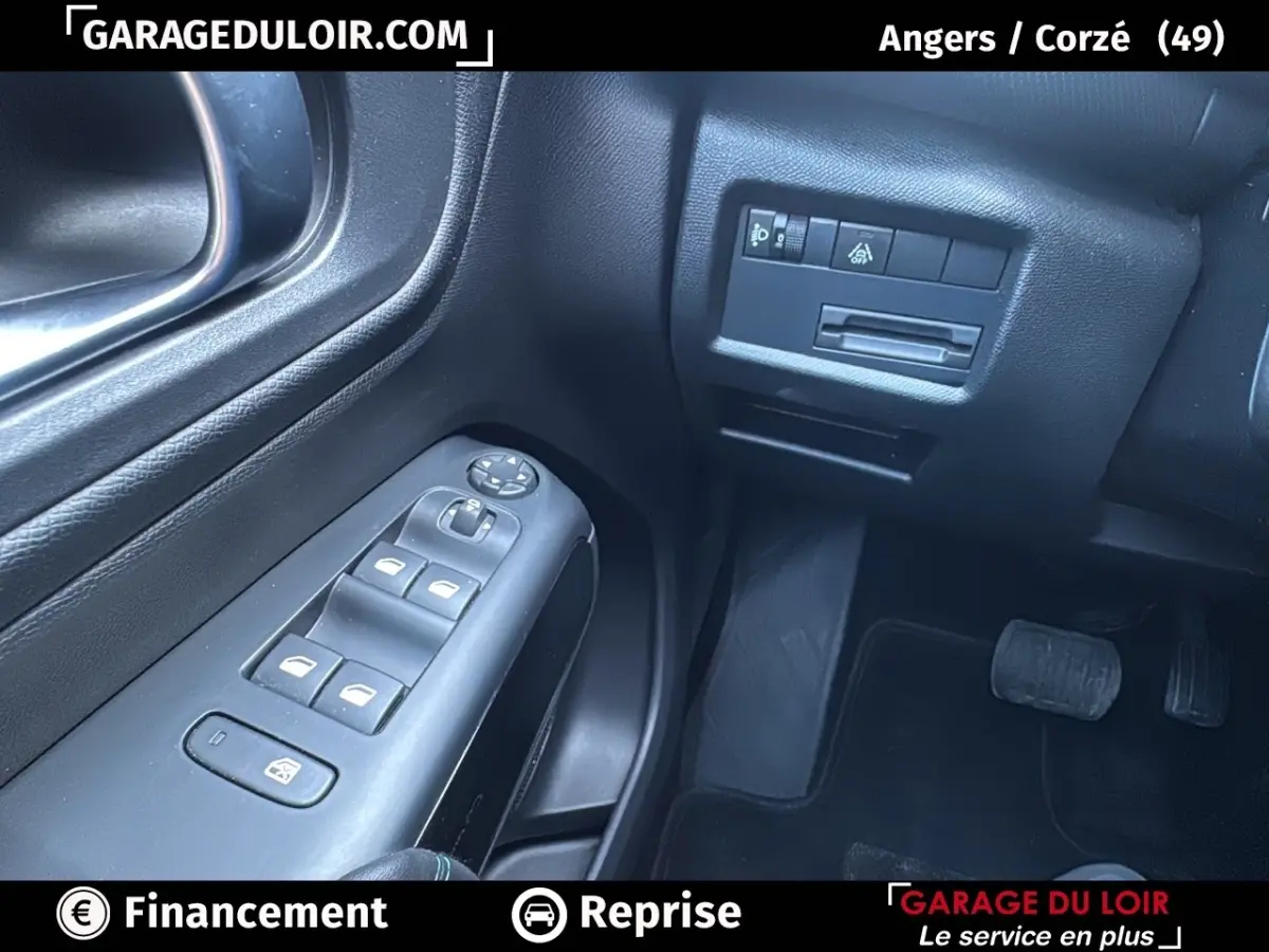 Vue intérieure côté conducteur du Citroën C5 Aircross noir, montrant les commandes des vitres et les pédales.