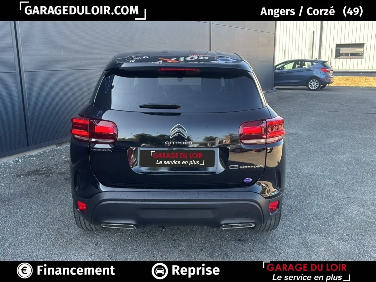 Vue arrière d'un Citroën C5 Aircross noir 2025 avec feux LED et double sortie d'échappement visible sur parking.