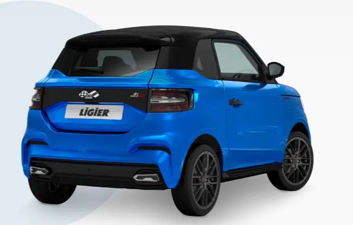 Vue 3/4 arrière droite d'une Ligier JS50 BEV 11KWH Ultimate bleu électrique avec toit noir et jantes alu noires mates.