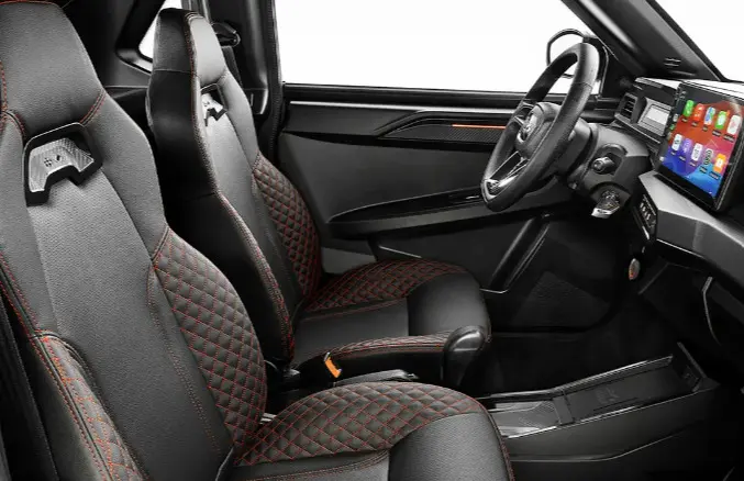 Vue intérieure côté conducteur de la Ligier JS50 BEV 11KWH Ultimate 2026, sièges noirs avec surpiqûres rouges et écran tactile.