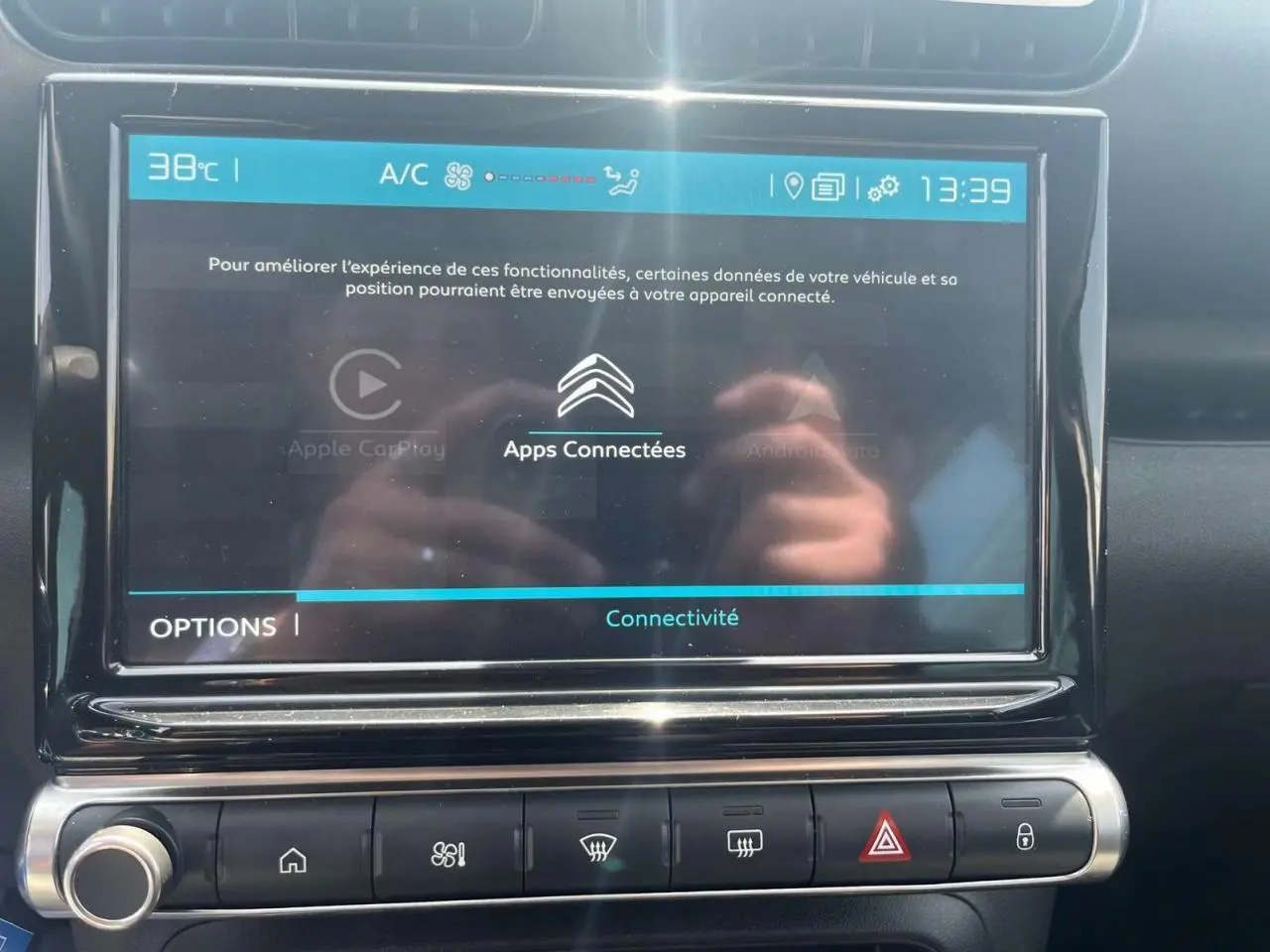 Écran tactile central de la Citroën C3 Aircross 2023 affichant les options de connectivité, vue rapprochée intérieure.