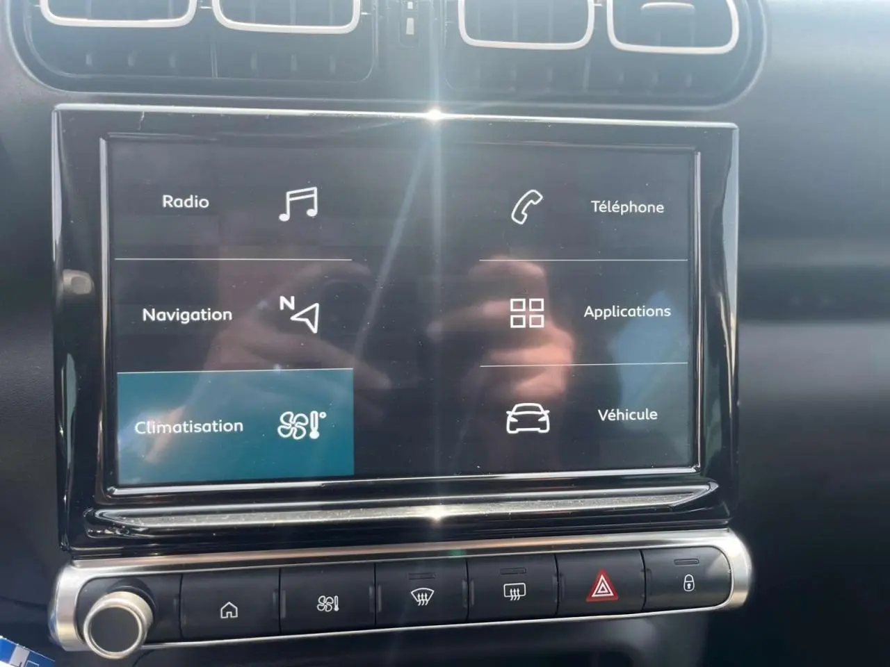 Écran tactile central de la Citroën C3 Aircross blanc banquise, affichant le menu principal avec options connectées.