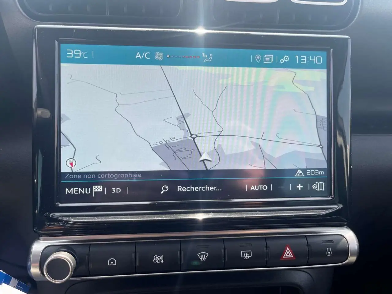 Écran tactile 9 pouces du système de navigation Citroën Connect Nav dans le tableau de bord du C3 Aircross.
