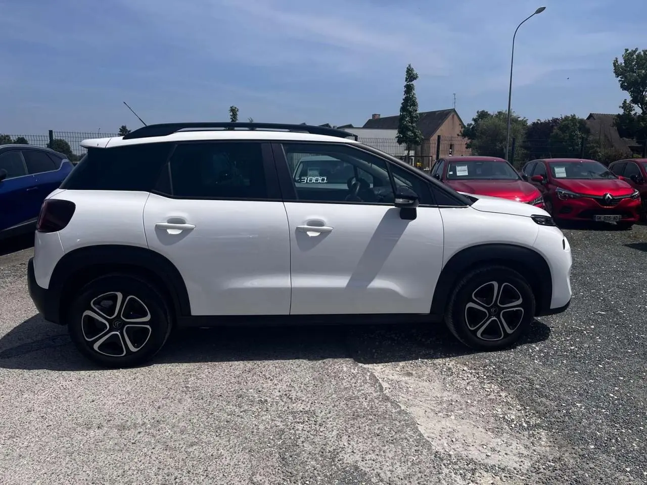 Profil côté gauche d'un Citroën C3 Aircross blanc banquise avec toit noir et jantes 16 pouces en 3D.