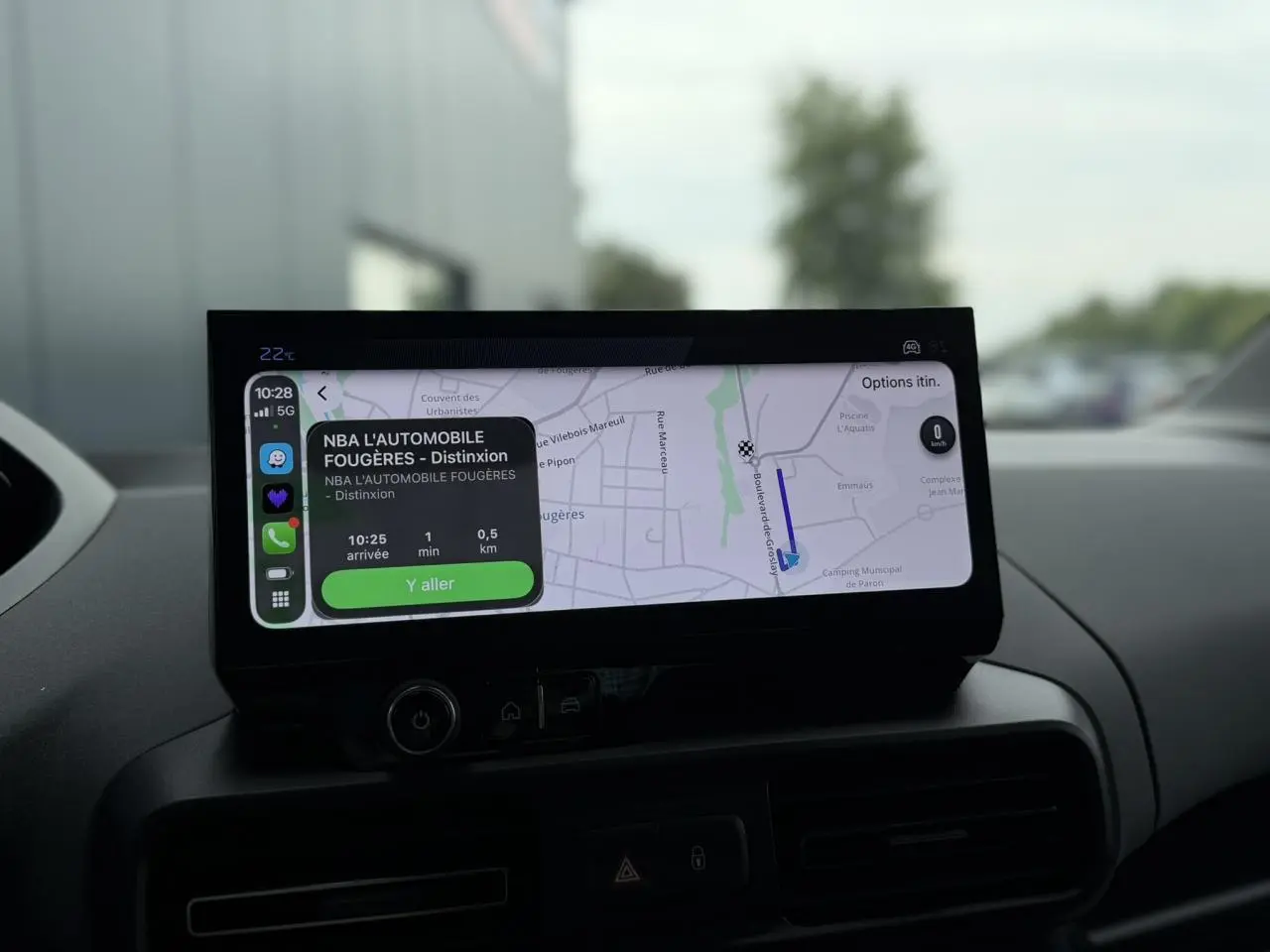 Écran tactile 10 pouces du Peugeot Rifter gris acier affichant la navigation avec itinéraire en cours.