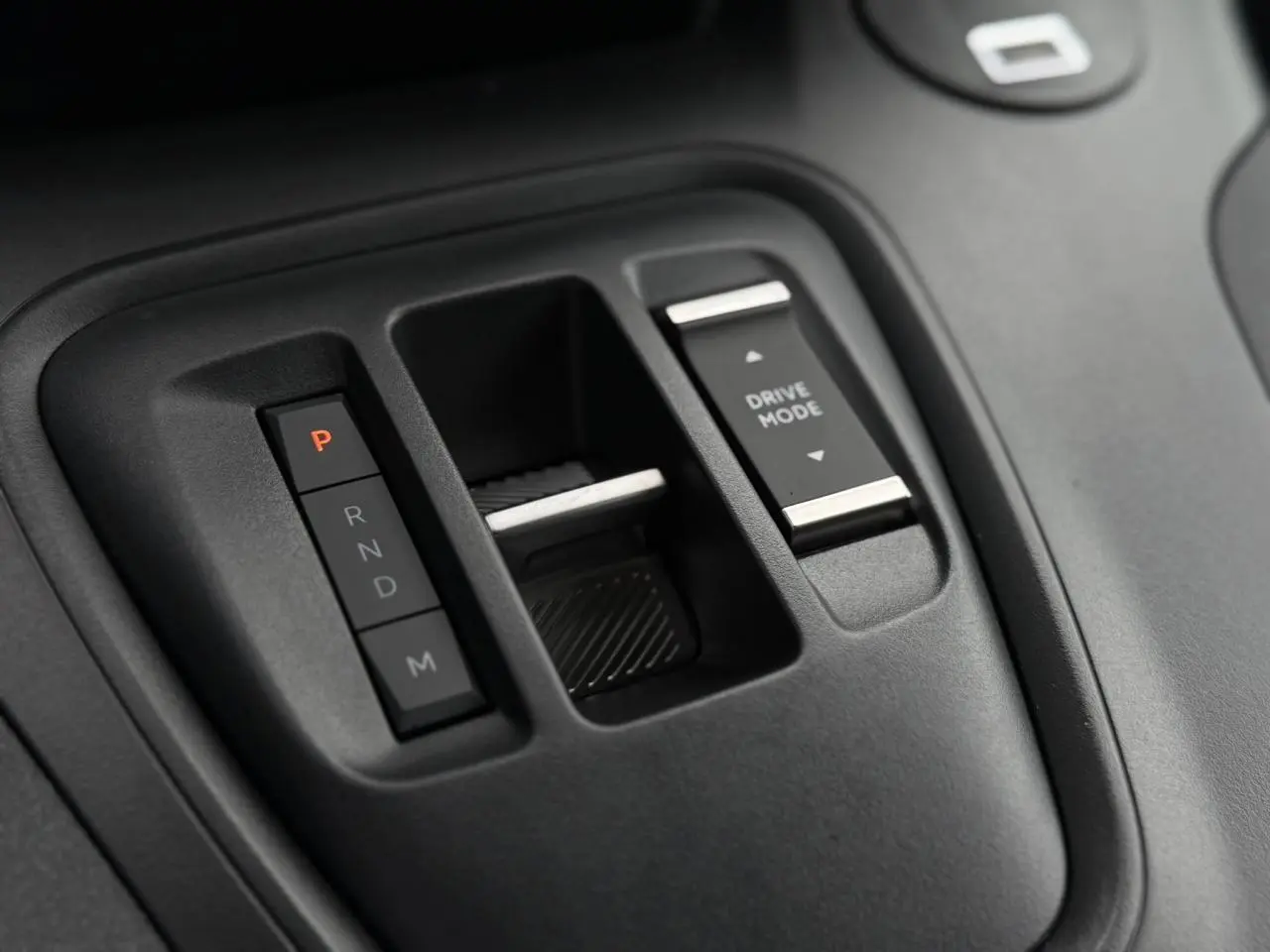 Gros plan sur la console centrale noire du Peugeot Rifter 2026 avec commandes boîte auto et sélection mode de conduite.