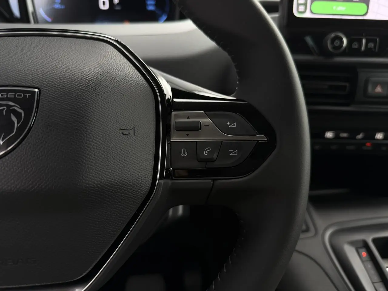 Gros plan sur le volant cuir multifonction du Peugeot Rifter 2026 avec commandes vocales et appels intégrées.