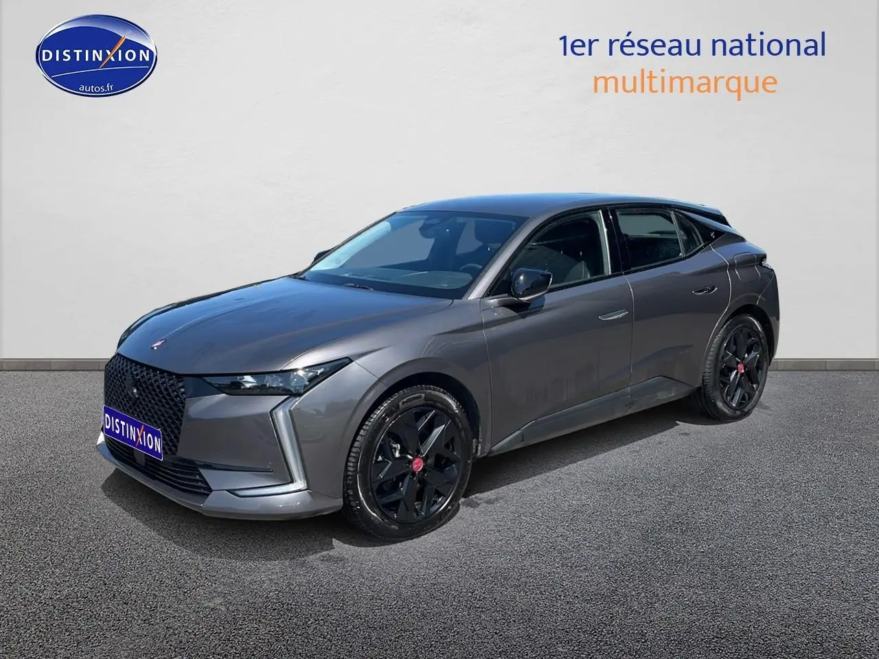 DS4 E-tense 225 gris platinium en 3/4 avant droit avec jantes noires et calandre distinctive DS.