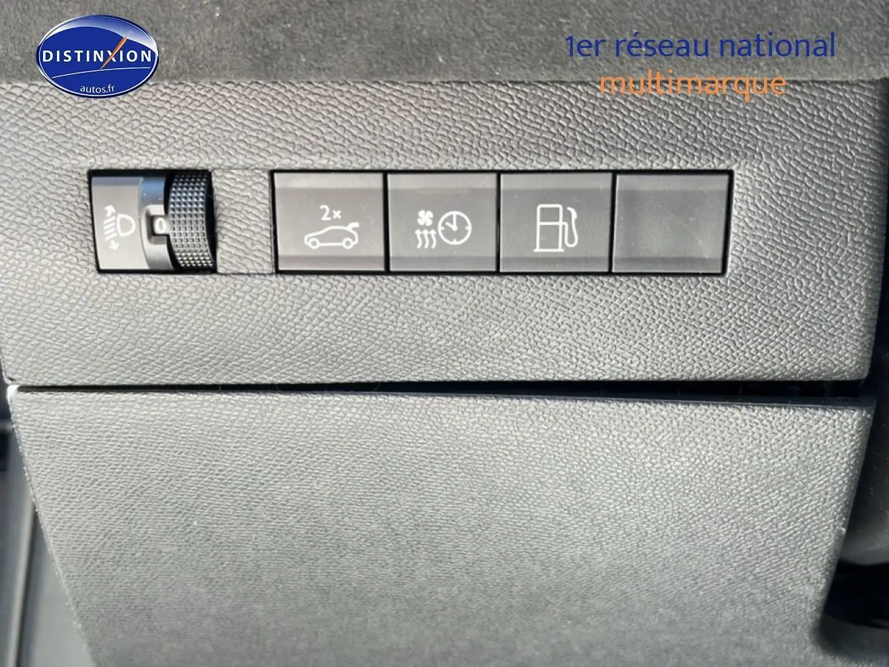 Détail des commandes intérieures noires sur tableau de bord du DS4 E-tense 225 gris platinium, vue rapprochée.