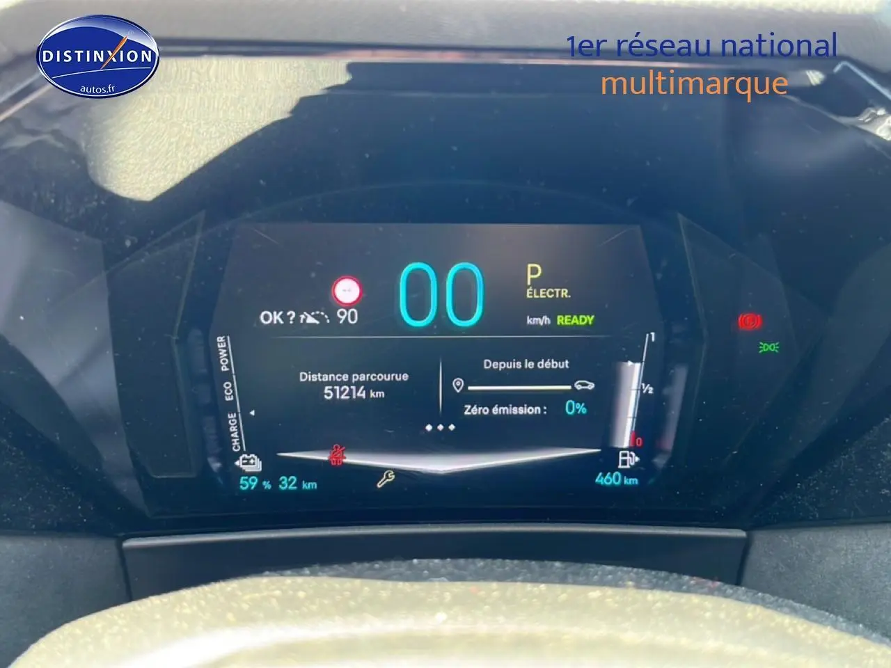 Affichage numérique du tableau de bord du DS4 E-tense 225 gris platinium, montrant la vitesse à 0 km/h et l'autonomie restante.