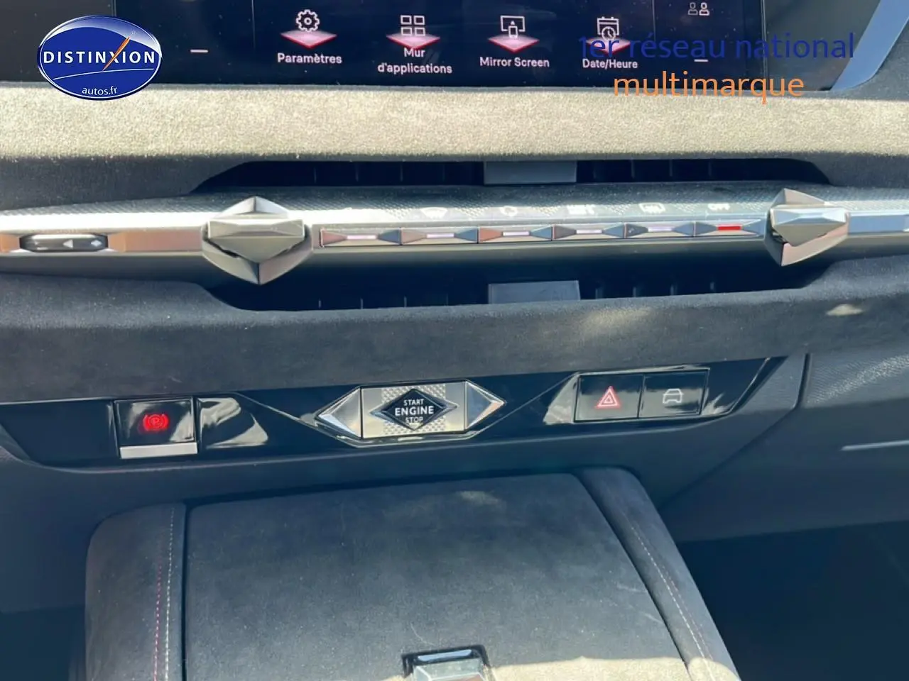 Vue rapprochée du tableau de bord et console centrale en alcantara noir du DS4 E-tense 225 gris platinium 2023.
