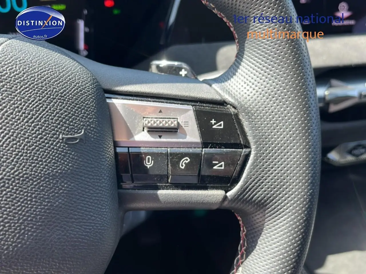 Gros plan sur le volant cuir perforé côté gauche du DS4 E-tense 225 gris platinium avec commandes vocales et téléphone.