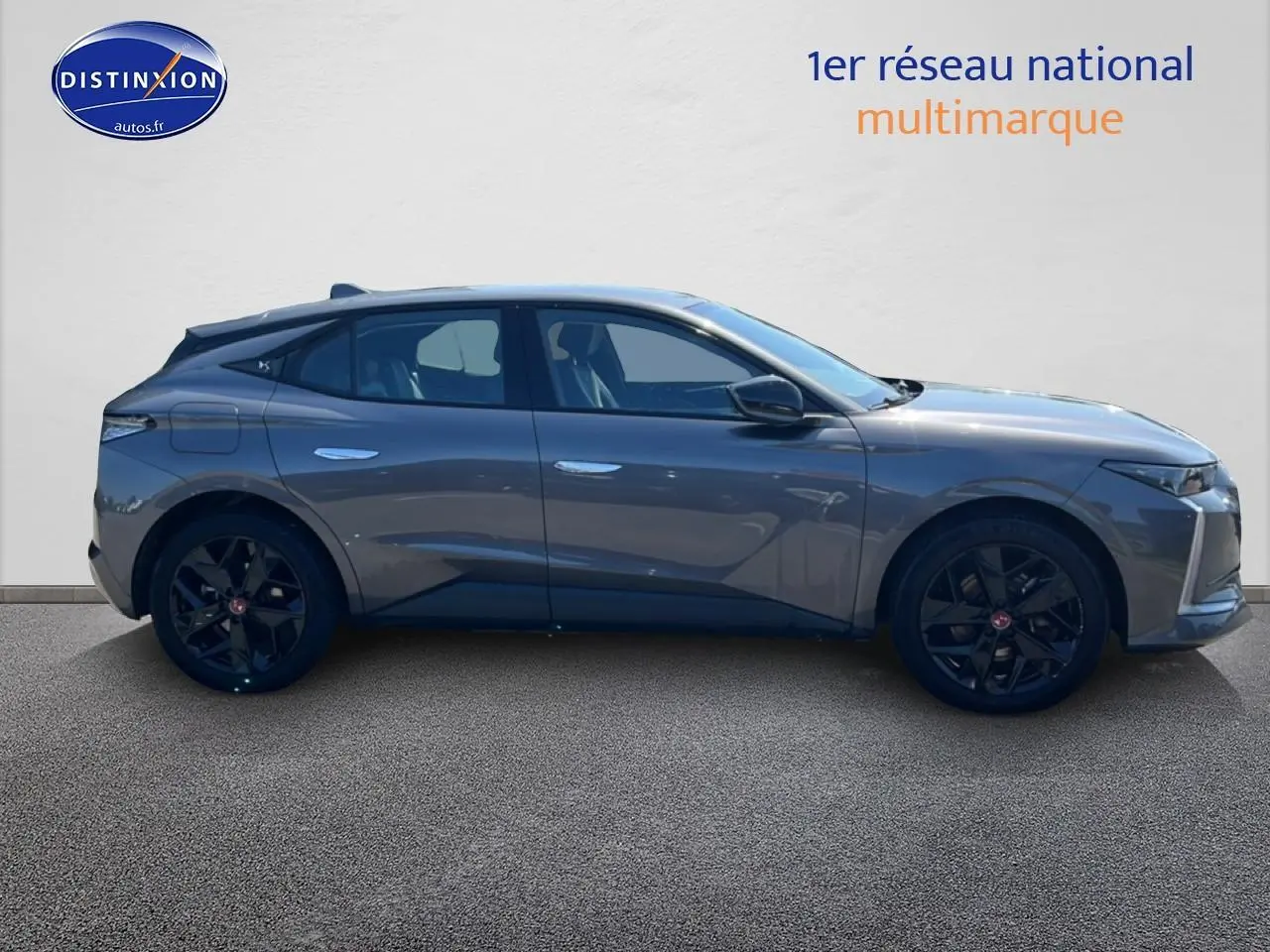 Vue de profil côté gauche d'une DS4 E-tense 225 gris platinium avec jantes noires et lignes dynamiques.