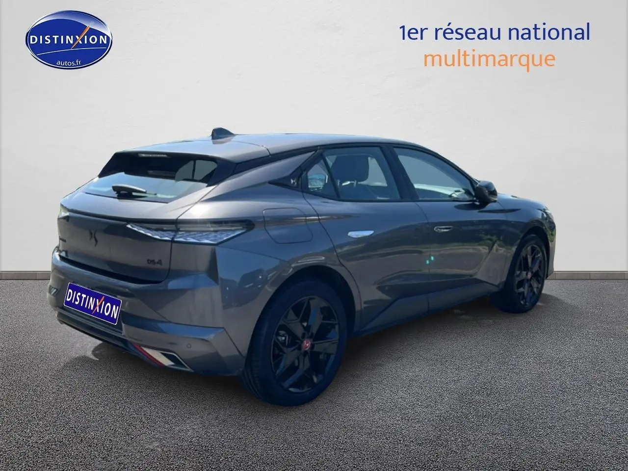DS4 E-tense 225 gris platinium vue 3/4 arrière droit avec jantes noires et feux arrière LED fins
