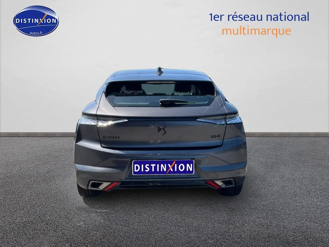 Vue arrière d'une DS4 E-tense 225 gris platinium avec feux LED et double sortie d'échappement chromée.